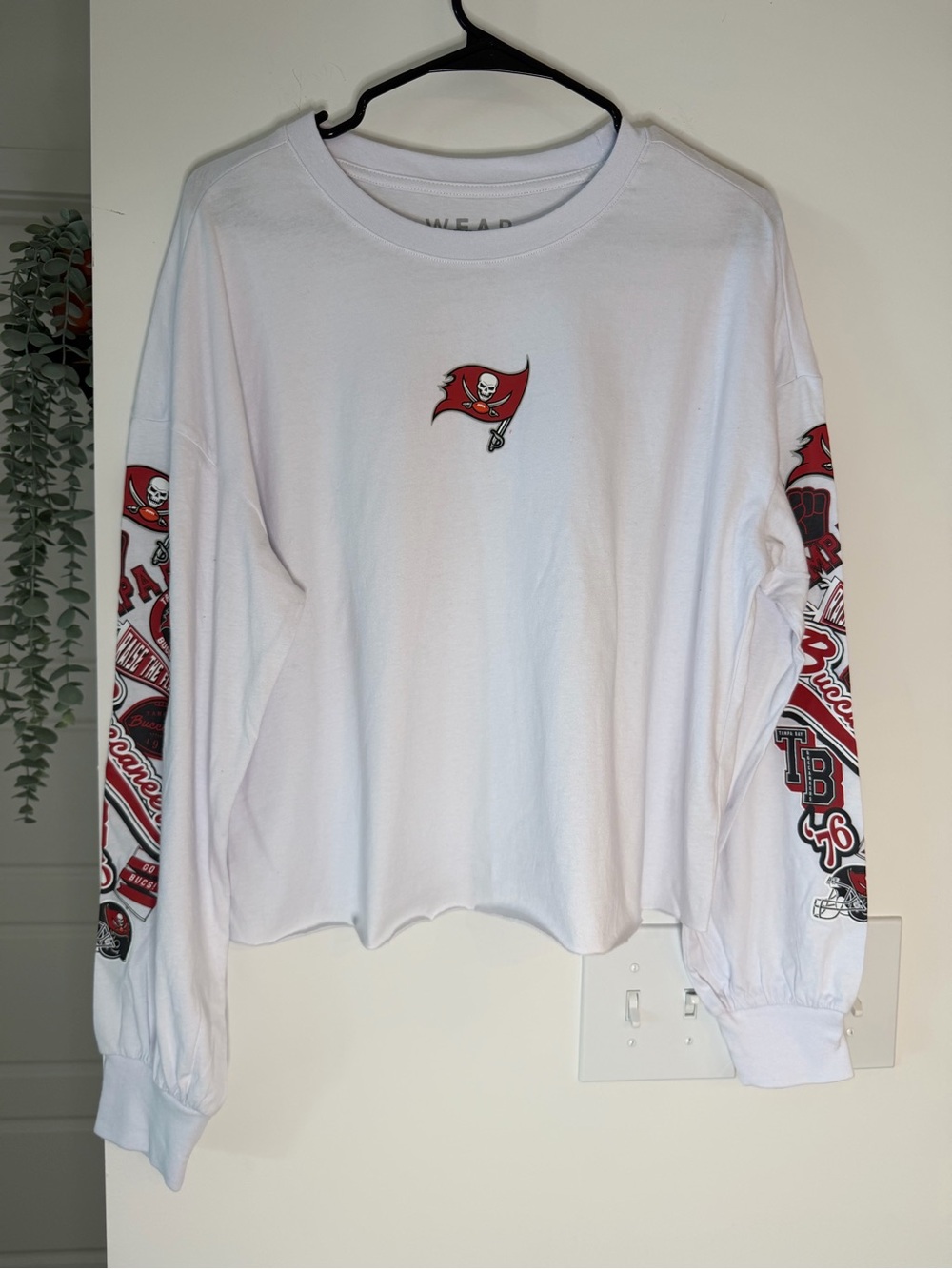 Tampa Bay Buccaneers White Long-Sleeve Graphic Tee